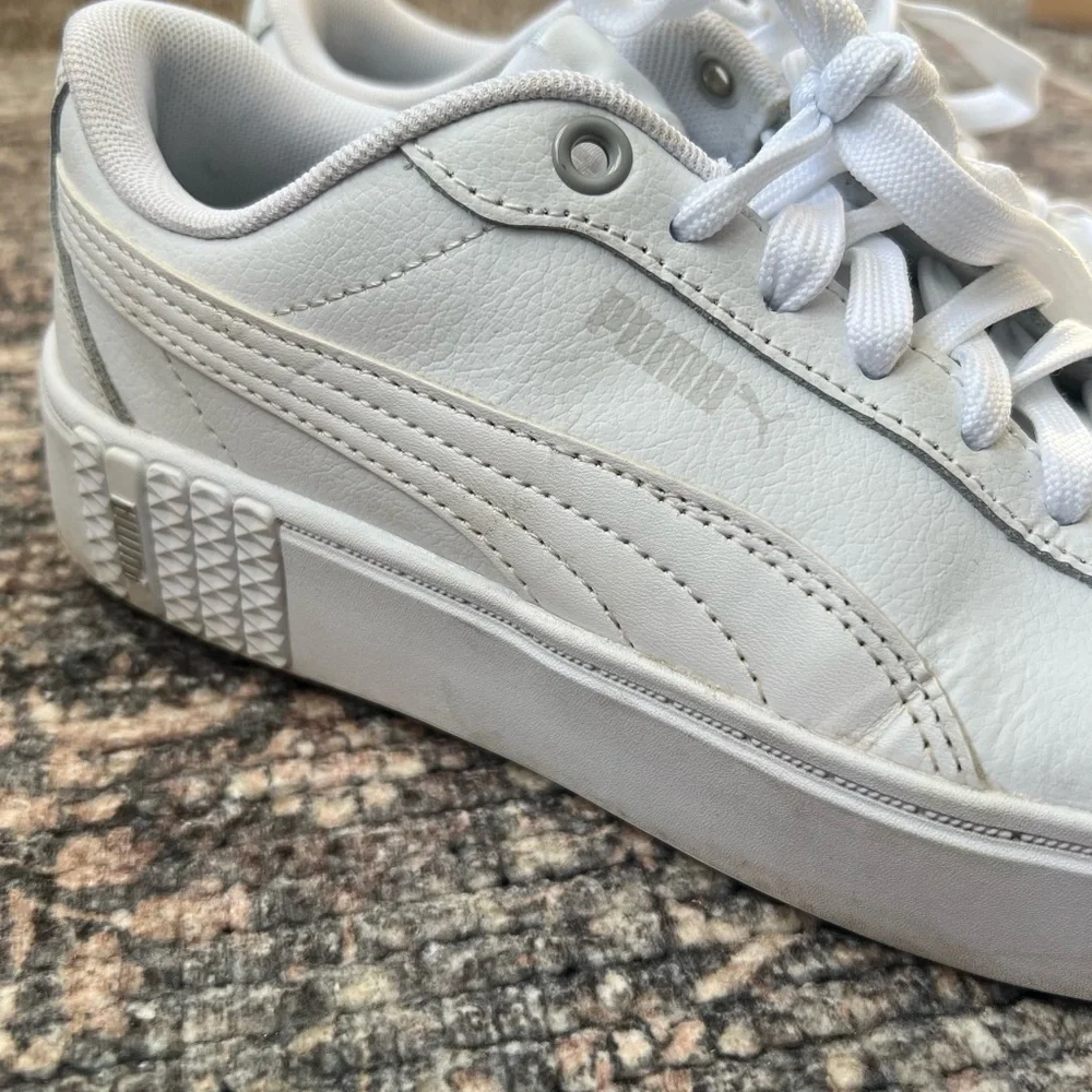 PUMA Smash Platform 2V Woman’s Sneaker Size 8